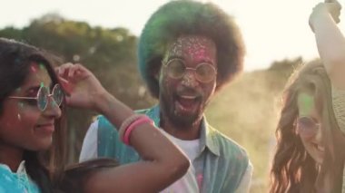 Arkadaşlar Holi renkler dans