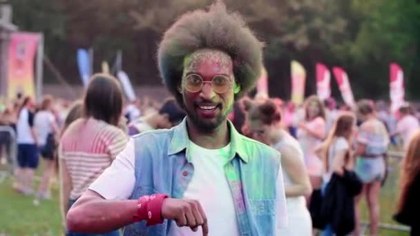 Holi Festivalde Afrikalı Adam Video Yukarı Kaydırın — Stok video