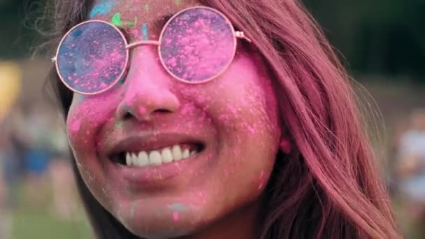 Κοντά Στο Πρόσωπο Της Ασιατικής Γυναίκας Holi Χρώματα — Αρχείο Βίντεο