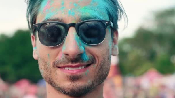 Człowiek Barwach Holi Festiwalu — Wideo stockowe