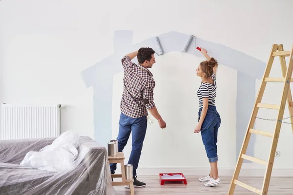 Pareja Joven Pintando Pared Interior Nuevo Apartamento —  Fotos de Stock