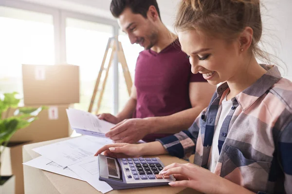 Felice Coppia Pianificazione Loro Budget — Foto Stock