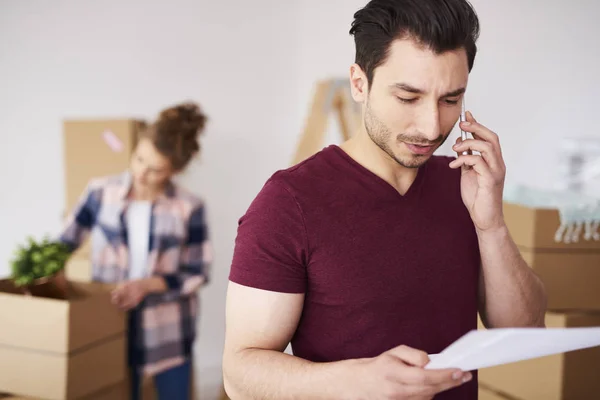 Mann Benutzt Handy Seiner Neuen Wohnung — Stockfoto