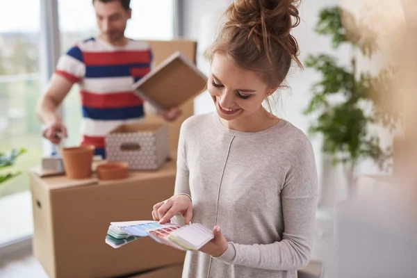 Mujer Sonriente Eligiendo Color Perfecto Muestra Color — Foto de Stock