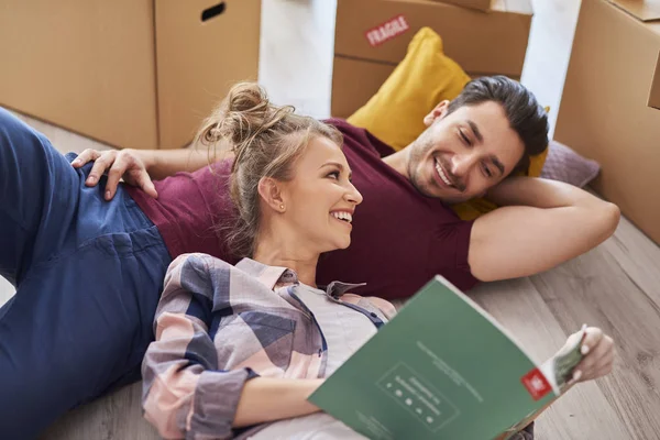 Paar Macht Beim Umzug Pause — Stockfoto