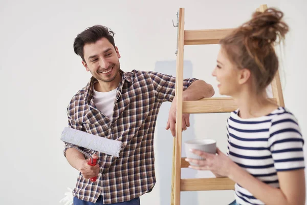 Hombre Feliz Pintando Pared Interior Nuevo Apartamento — Foto de Stock