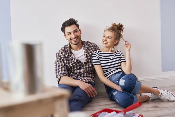 Pareja Joven Admirando Interior Del Hogar —  Fotos de Stock