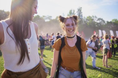 Kadın gülmek ve müzik festivali zevk 