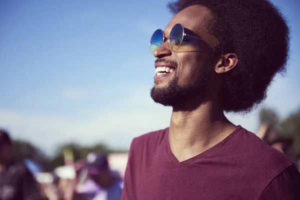 Närbild Afrikansk Man Med Sol Glasögon — Stockfoto
