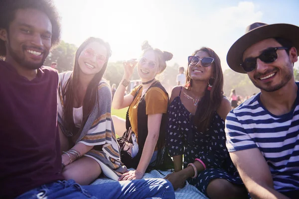 Freunde Sitzen Auf Dem Gras Und Haben Spaß — Stockfoto