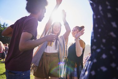 Daire içinde dans arkadaşlar 