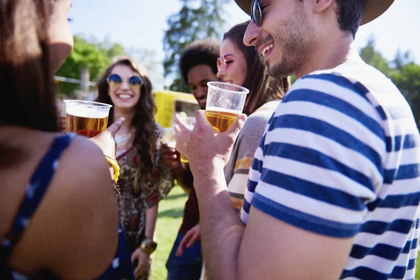 Treffen Von Freunden Beim Musikfestival — Stockfoto