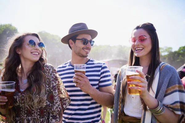 Tres Los Mejores Amigos Bebiendo Cerveza Aire Libre — Foto de Stock