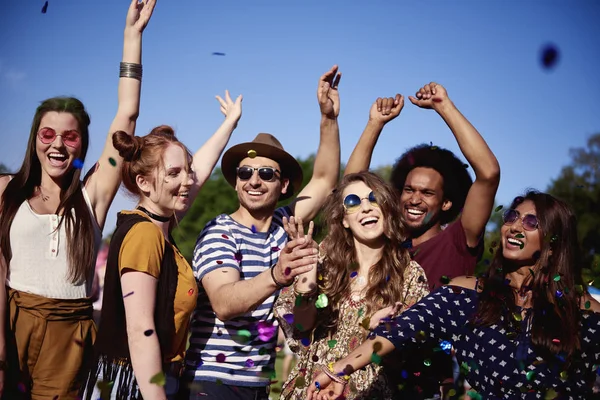 Amigos Felizes Dançando Confete — Fotografia de Stock