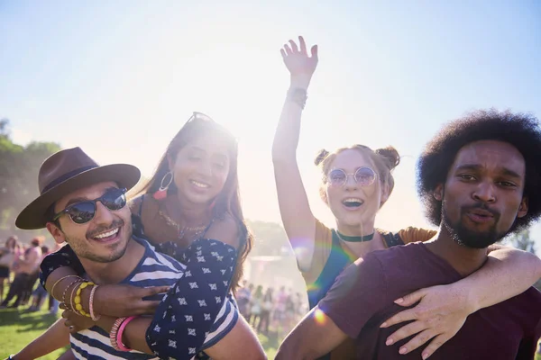 Dos Parejas Juguetonas Que Divierten Mucho Festival Música — Foto de Stock