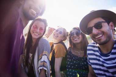 Bir grup insan partide selfie çekti  