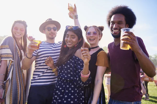 Amigos Estão Felizes Festival Música — Fotografia de Stock