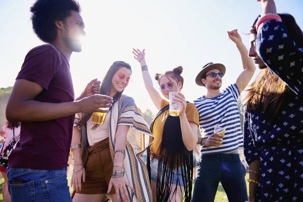 Gruppe Junger Leute Chillt Draußen — Stockfoto