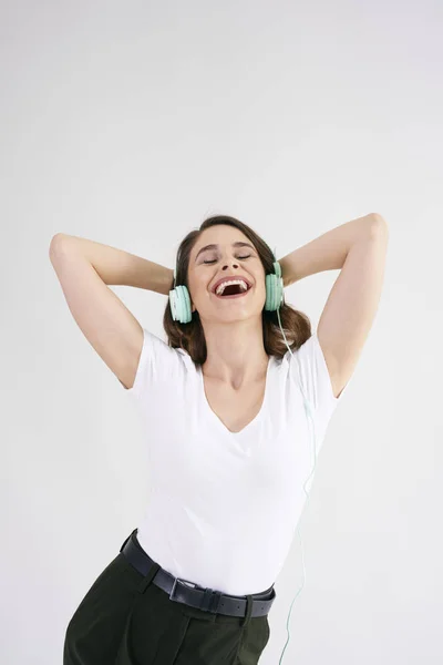 Mujer Alegre Con Auriculares Escuchando Música Toma Del Estudio — Foto de Stock