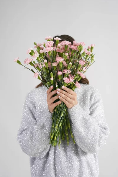 彼女の顔の前に花の束を保持女性 — ストック写真