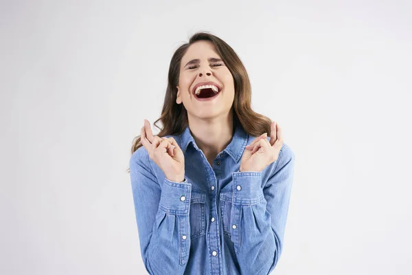 Jonge Vrouw Kruisen Haar Vingers Wensen Voor Geluk — Stockfoto