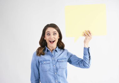 Stüdyo çekimkonuşma balonu ile sürpriz kadın 