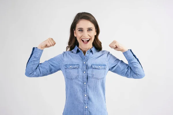 Mulher Confiante Forte Mostrando Seu Bíceps — Fotografia de Stock