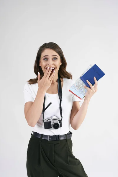 Turista Surpreso Com Câmera Mapa Passaporte Estúdio Tiro — Fotografia de Stock