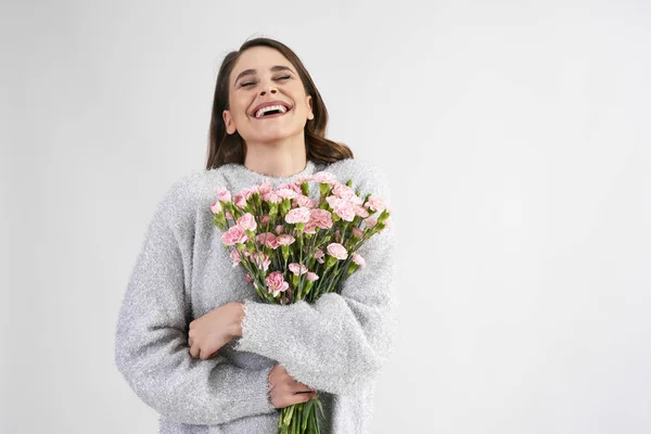 Fröhliche Frau Mit Einem Bund Rosa Nelken — Stockfoto