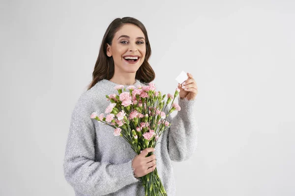 Lächelnde Schöne Frau Mit Blumenstrauß Und Grußkarte — Stockfoto