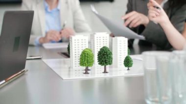 Ofis masasında mimari model  