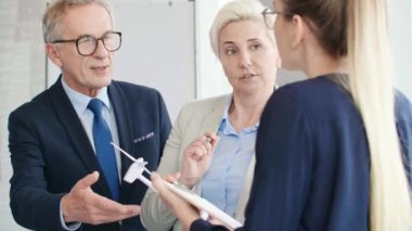 Yenilenebilir enerji denbahseden iş arkadaşlarının yakın çekimi  