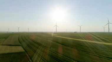 Sahadaki rüzgar türbinlerinin drone görünümü 