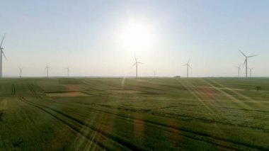 Rüzgar türbinlerinin drone görünümü 