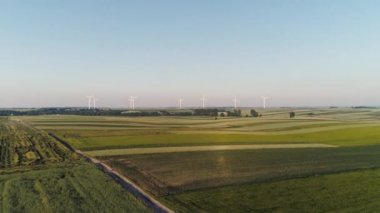 Tarım alanında rüzgar türbinlerinin drone görünümü