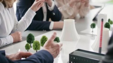 İş toplantısında mimarlar ekibi 