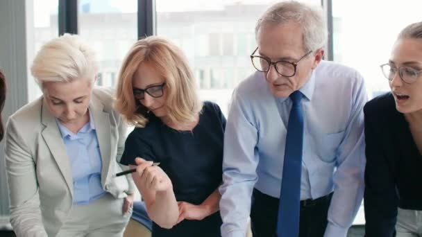 Conversações Negócios Mesa Conferência — Vídeo de Stock