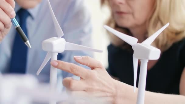 Bedrijfsleiders Houden Overleg Windenergie — Stockvideo