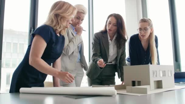 Une Équipe Quatre Femmes Architectes Travail — Video