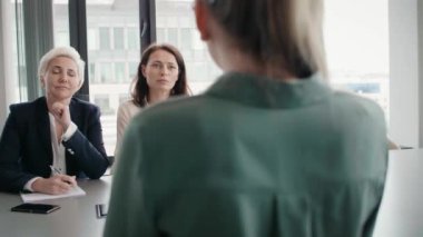 Toplantı masasında iş görüşmeleri