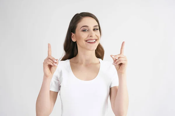 Mujer Sonriente Apuntando Espacio Copia — Foto de Stock