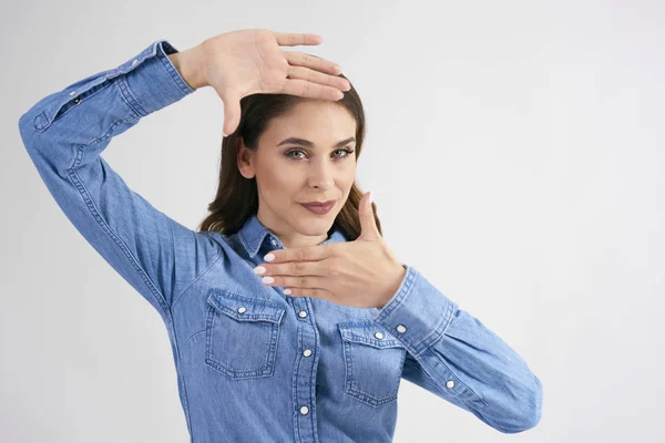 Young Woman Uses Her Fingers Frame Her Face — ストック写真