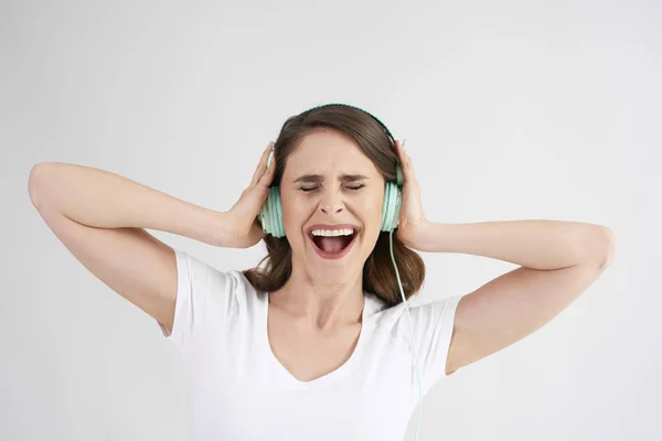 Vrolijke Vrouw Met Hoofdtelefoon Luisteren Naar Muziek — Stockfoto