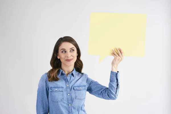 Mujer Joven Sosteniendo Burbuja Discurso Con Espacio Copia — Foto de Stock