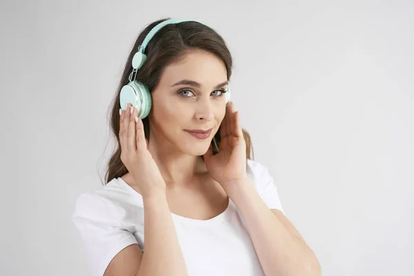 Portret Van Jonge Vrouw Met Hoofdtelefoon Luisteren Naar Muziek — Stockfoto