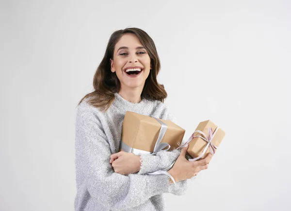 Schöne Frau Mit Zwei Geschenken Studio Erschossen — Stockfoto