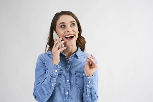 Feliz Mujer Joven Usando Teléfono Móvil Toma Estudio — Foto de Stock