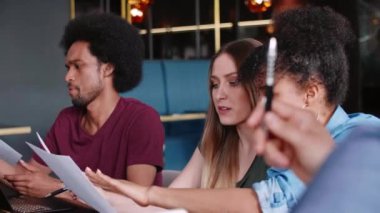 İş toplantısı sırasında belgeleri analiz eden ofis iş arkadaşları 