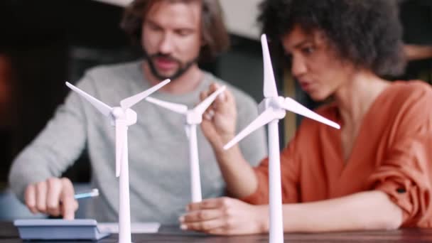 Dos Jóvenes Ingenieros Discuten Turbina Eólica — Vídeos de Stock