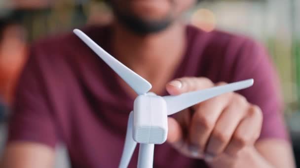 Model Turbin Angin Tangan Manusia — Stok Video